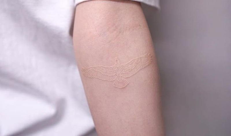 Bílé tetování frčí 15