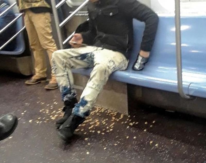 Někomu je jedno, že dělá bordel v metru.