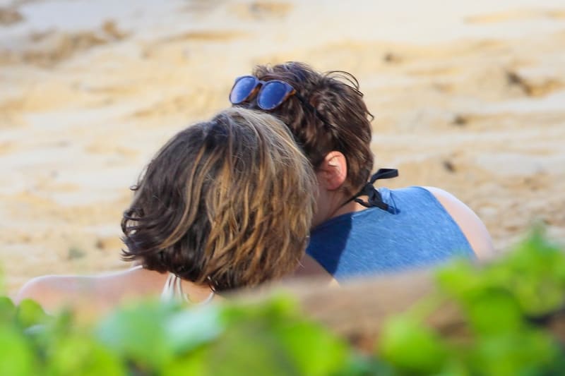 Kristen Stewart s nejlepší kamarádkou na pláži - Obrázek 8