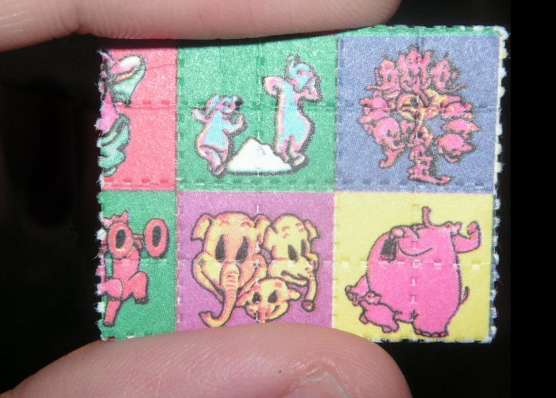 8. LSD - Cena za gram LSD se pohybuje okolo 66 000 Kč.
