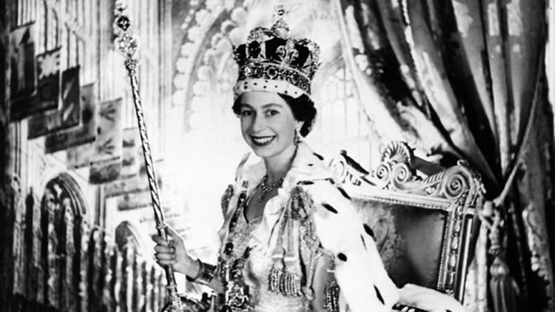 Sedmadvacetiletá Elizabeth Windsor, nová panovnice britského impéria. Na tento den se připravovala od svých deseti let.
