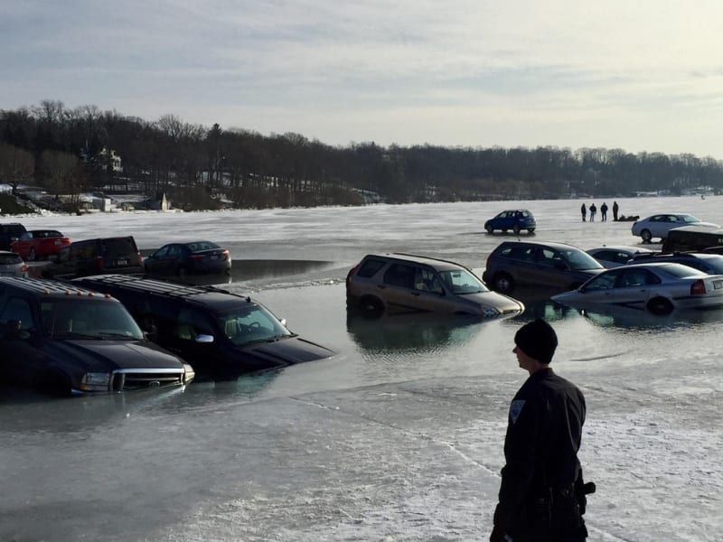 Zaparkovat na zamrzlém rybníce? Skvělý nápad!