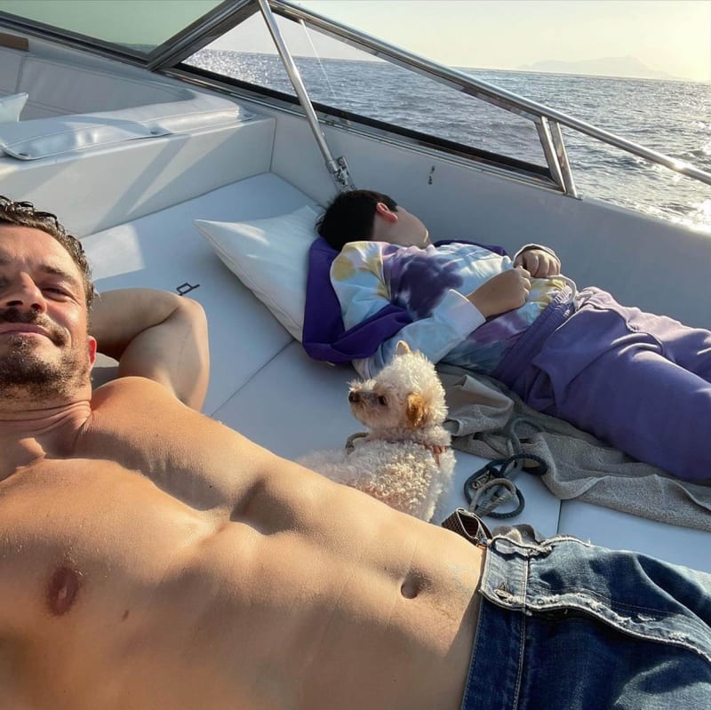 Orlando Bloom se válí v posteli na moři