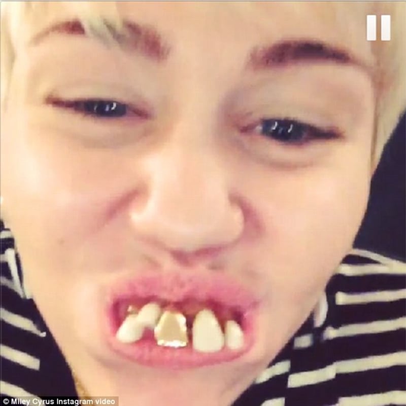 A takhle se baví 21 letá Miley, když má dlouhou chvíli - obrázek 2