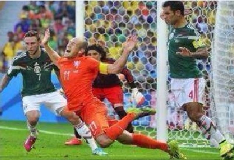 Arjen Robben přifilmoval pád ve čtvrtfinále mistrovství světa ve fotbale proti Mexiku.