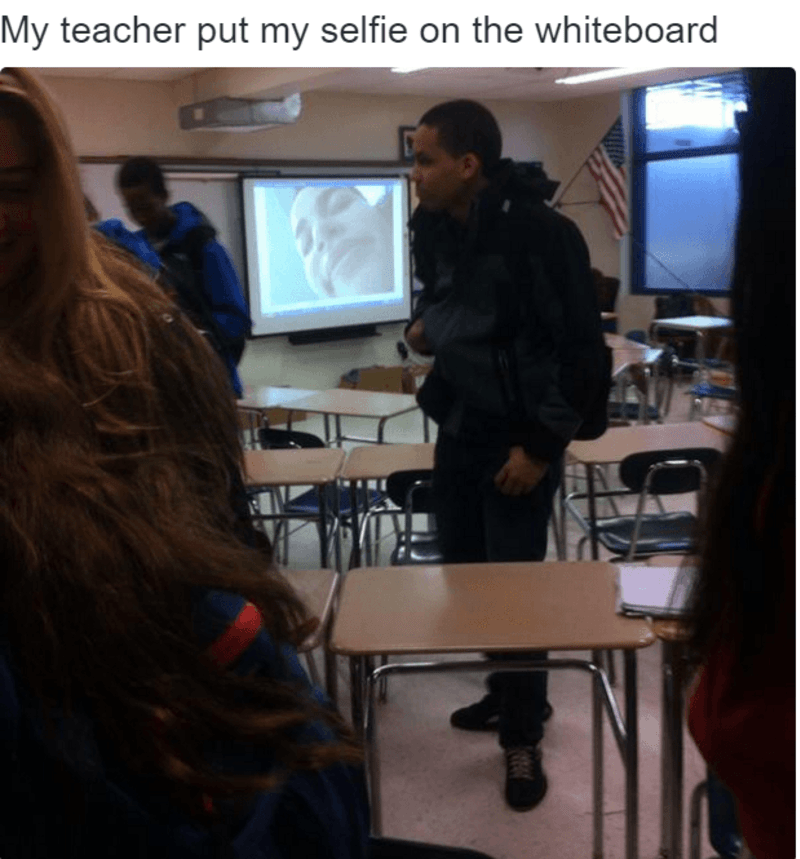 Kluk si dělal při hodině selfie, učitel ji ukázal celé třídě.
