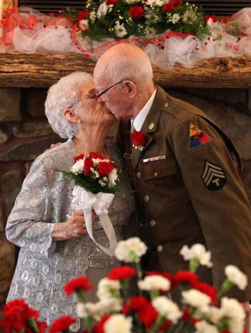 Pár, který se seznámil před druhou světovou válkou a pak byl odloučen - konečně prožili svůj skutečný svatební den