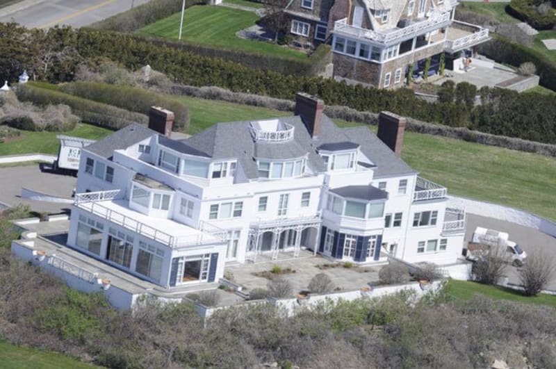 3. V roce 2013 koupila Swift dům na pobřeží Rhode Island. Tam zaplatila 426 milionů. Sídlo se rozprostírá na pěti akrech včetně pláže. Samotná stavba má užitnou plochu 1 ha.