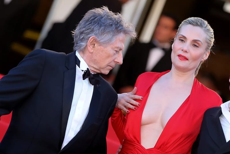 Režisér Roman Polanski a jeho bezvýhradná fascinace vnadami Emanuelle Seigner na červeném koberci v Cannes