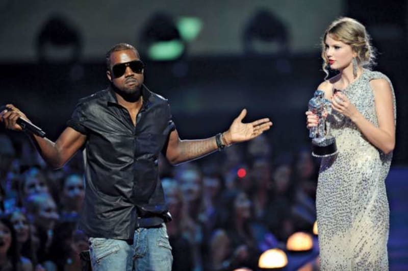 Taylor a namol opilý raper Kanye West.