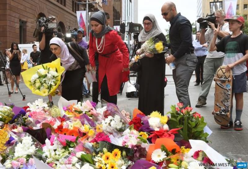 V Sydney nosí lidé květiny na místo tragédie... přišly dokonce i muslimky.