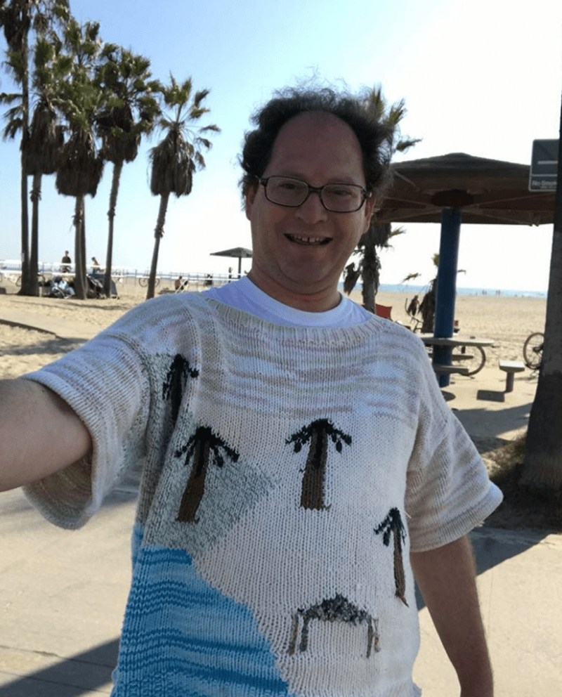 Muž si plete svetry podle míst, která navštěvuje.  4
