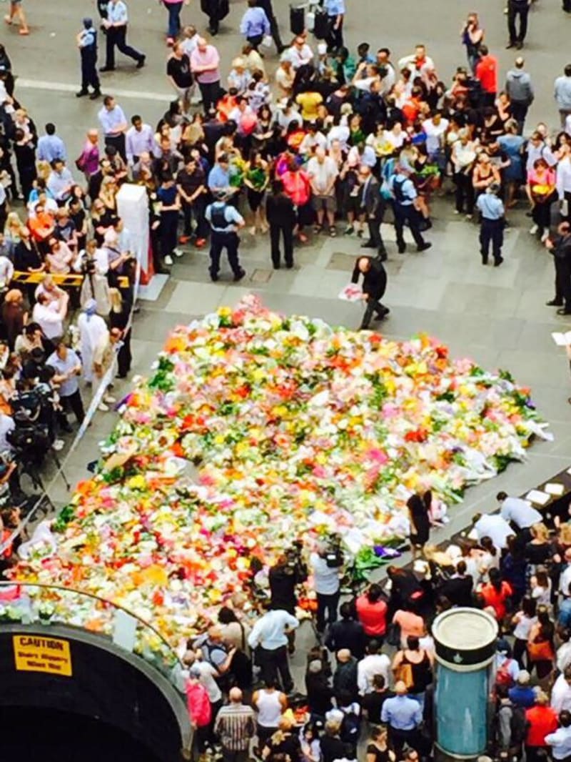 V Sydney nosí lidé květiny na místo tragédie... - Obrázek 4