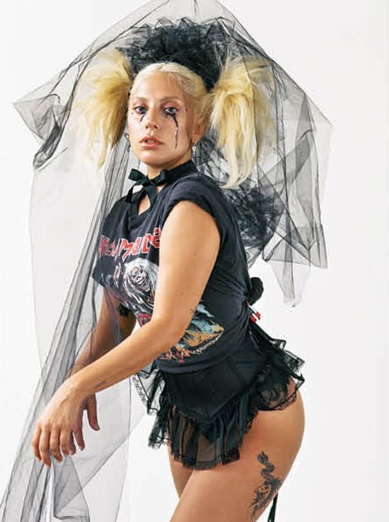 Lady Gaga jako emo nevěsta v CR Book 7