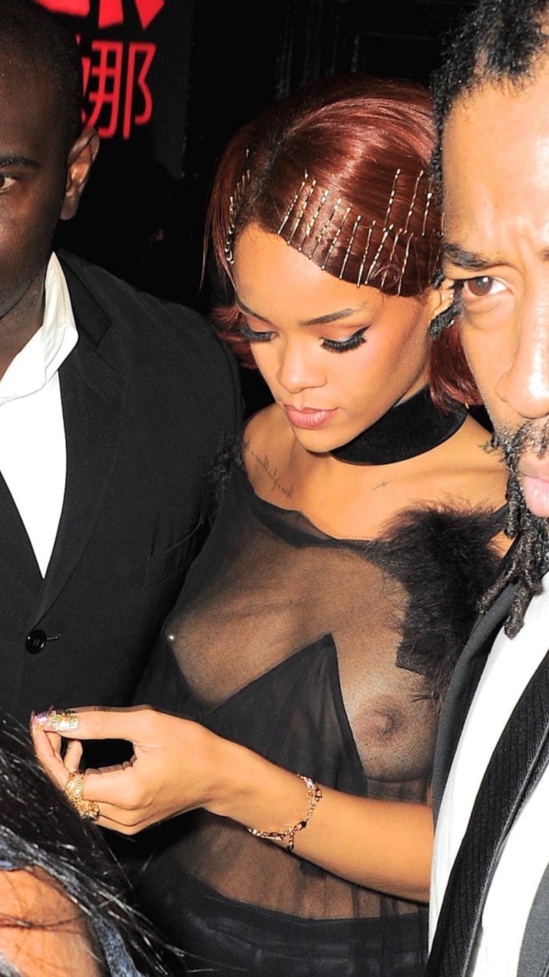 Rihanna na jednom z večírků ukázala prsa v podstatě v celé své kráse.
