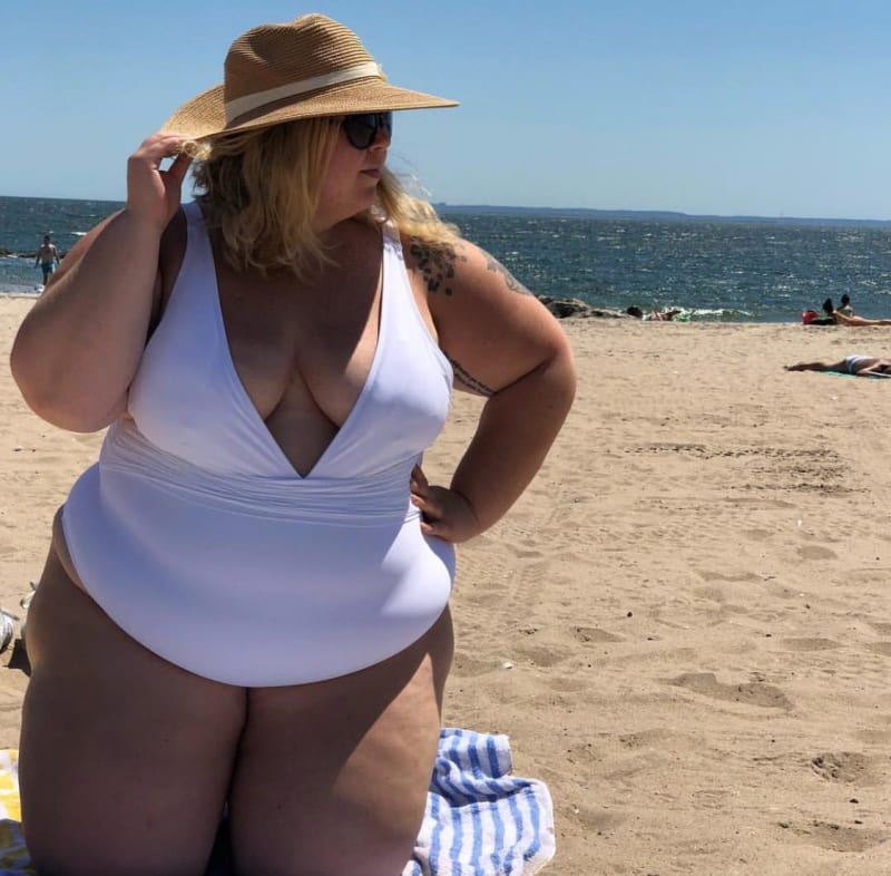 Obézní žena kašle na diety a fotí se v bikinách 7