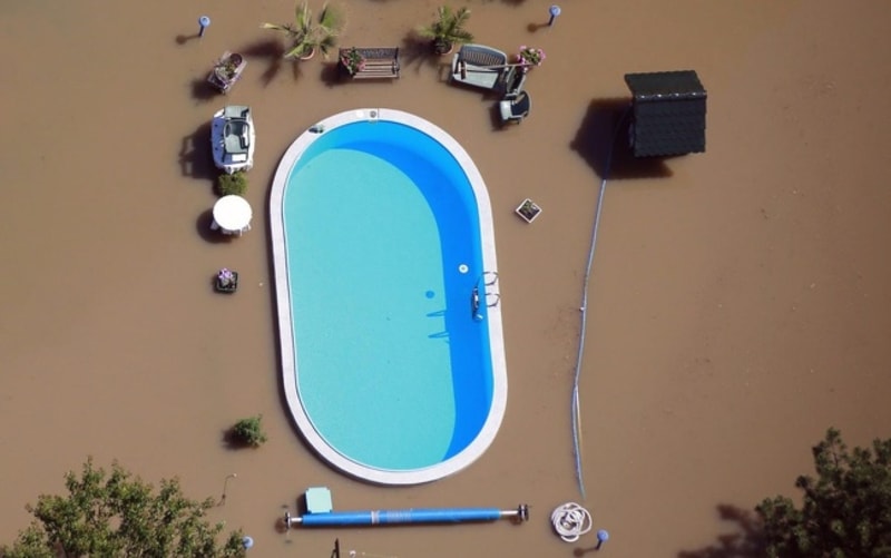 Bazén nedotčený špinavou vodou při povodních