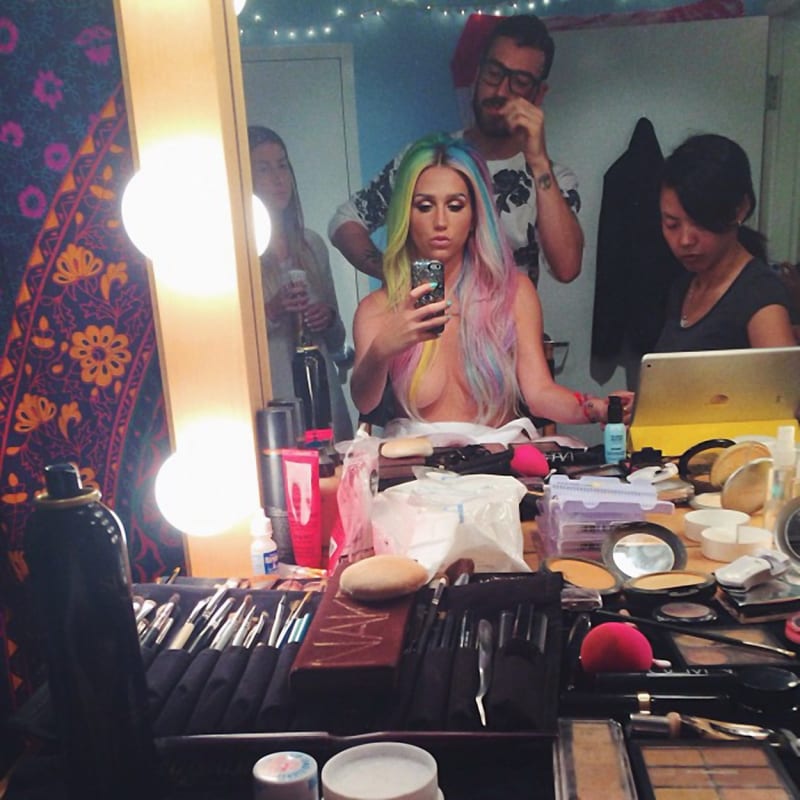 Kesha v plném pracovním provozu. Fotka se stala virální téměř ihned po uveřejnění.