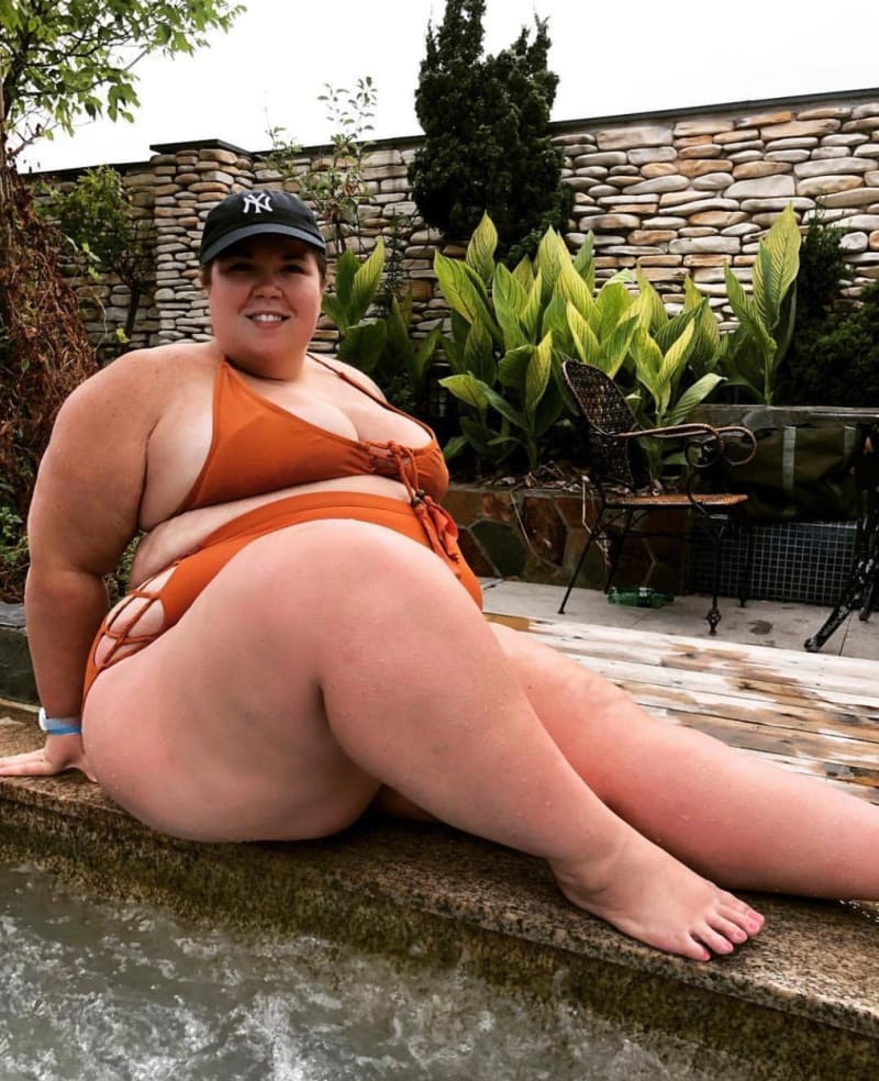 Obézní žena kašle na diety a fotí se v bikinách 6