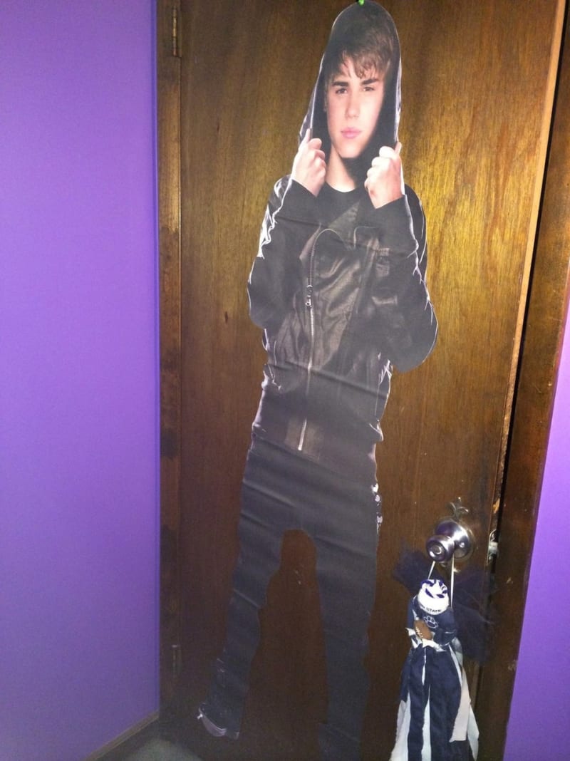 Justin je s ní pořád, má ho na dveřích