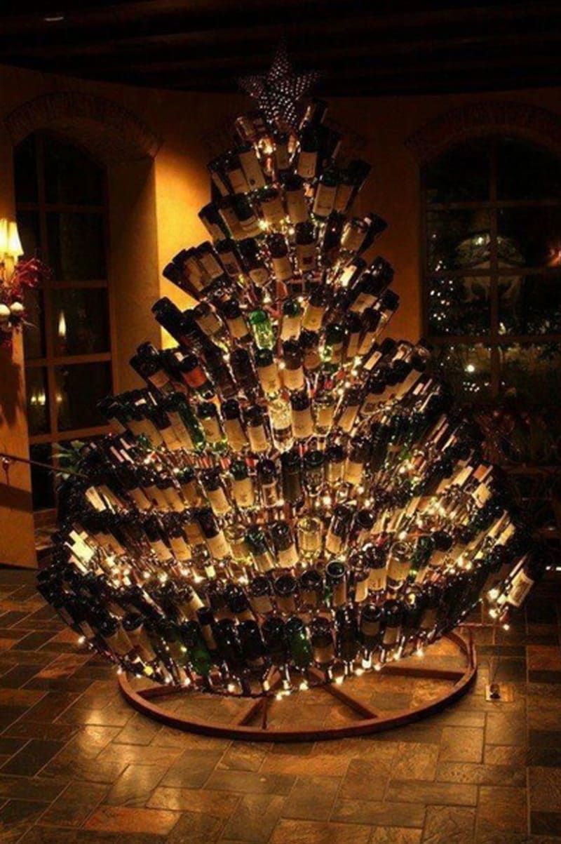 Stromek z lahví od vína.