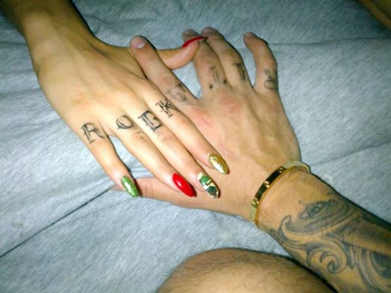 Dvojice Rita Ora a Rob Kardashian mají svá křestní jména vytetovaná na prstech ruky