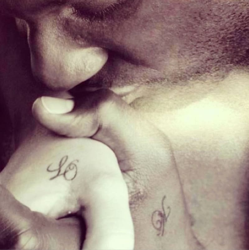Khloe Kardashian a její bývalý manžel Lamar Odom, Khloe má iniciály jeho jména na ruce