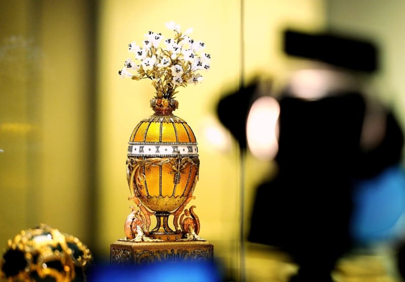 Další z unikátních kusů Fabergého vajec zdobených drahými kovy a přírodními drahokamy.