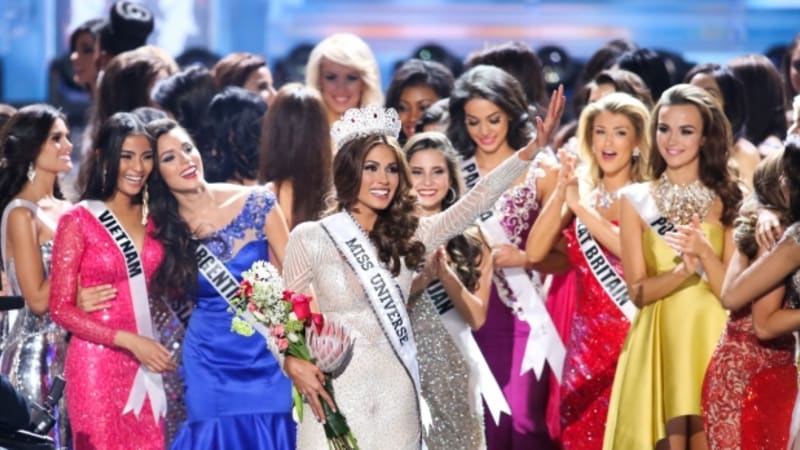 Miss Universe v Indonésii končí. Porotci tam sexuálně obtěžovali soutěžící