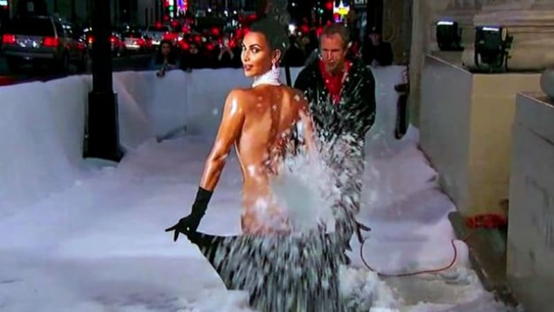 Zadek Kim Kardashian pomáhá s úklidem sněhu v Los Angeles... Jak? To budete koukat!