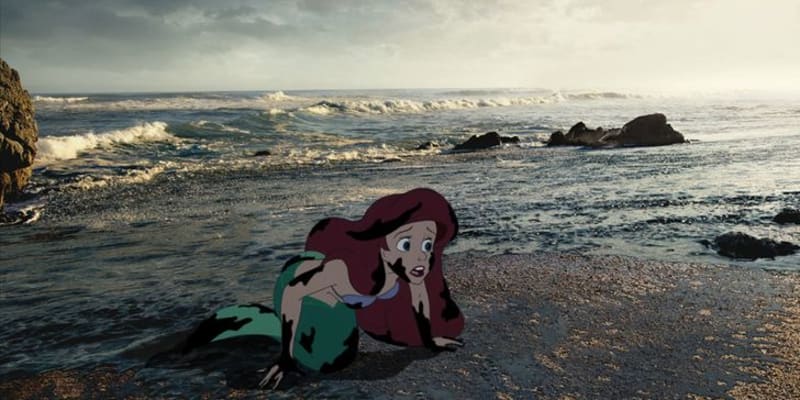 Ariel se snaží přežít ve znečištěném oceánu