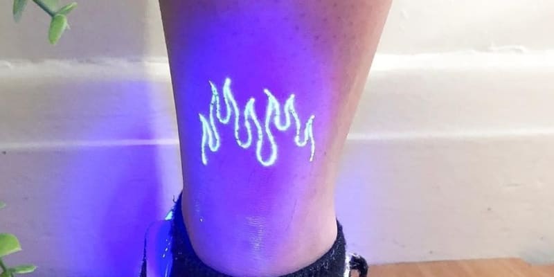 Tetování, která vypadají pod UV světlem jako z pohádky.