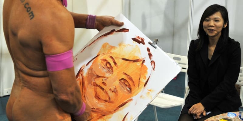 Pricasso maluje portréty svým penisem.