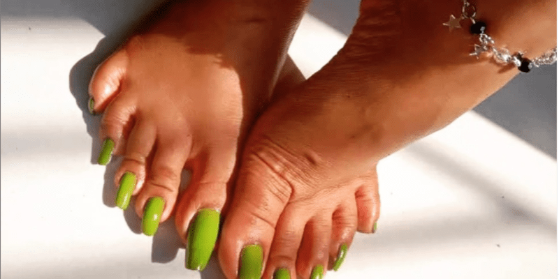 Dlouhé nehty na nohou jsou údajně novým žhavým trendem