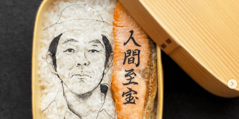 Umělec dělá portréty v misce rýže 1