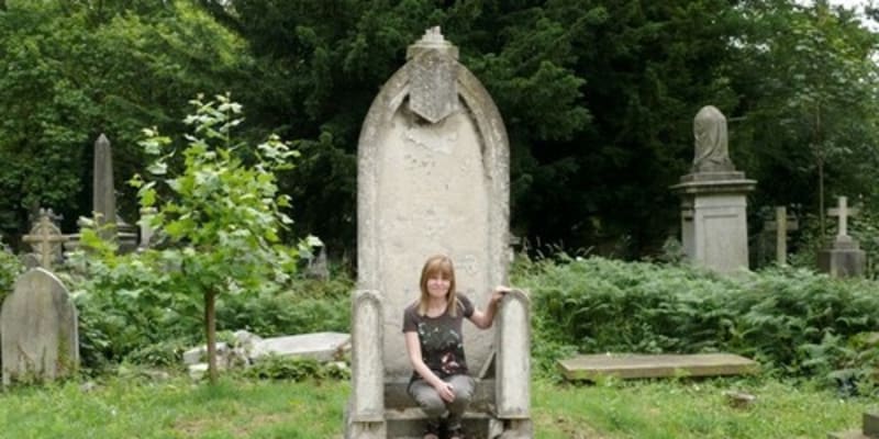 Britka miluje pohřby i hřbitovy. Cokoli se smrtí jí fascinuje.