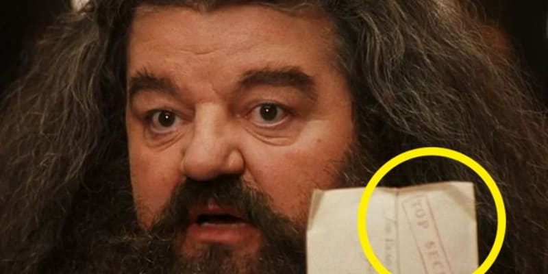 V Hagridově ruce vidíte zmačkaný dopis pro skřeta z Gringottovy banky. Vzápětí je ale obálka jako nová.