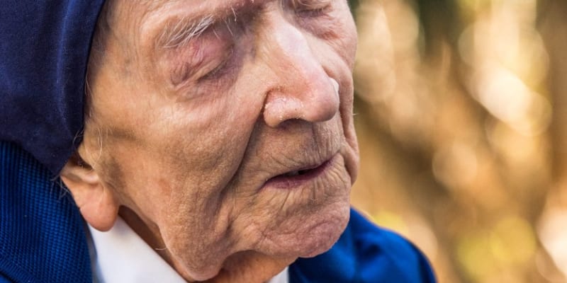Francouzská jeptiška je nejstarší žijící osobou na světě.