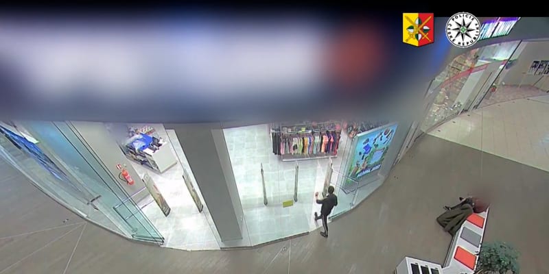 Muž v pražském obchodním centru ohrožoval prodavače nůžkami