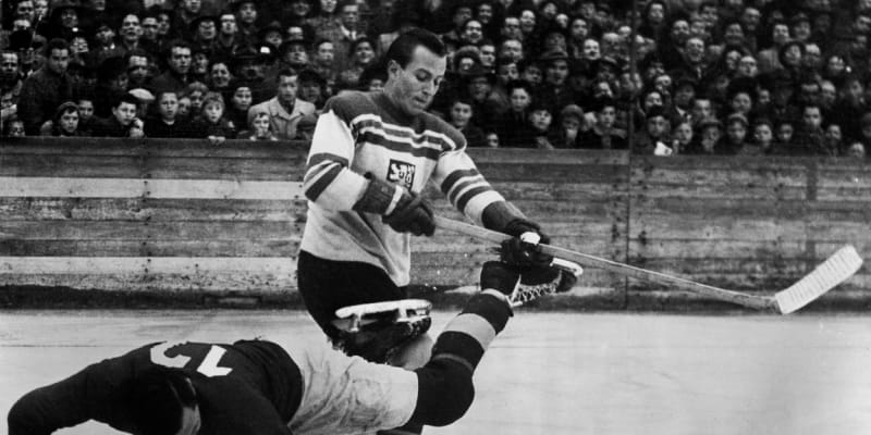 Jeden z šampionů ze 40. let, Stanislav Konopásek, hrál ještě v bezkontaktní éře hokeje.