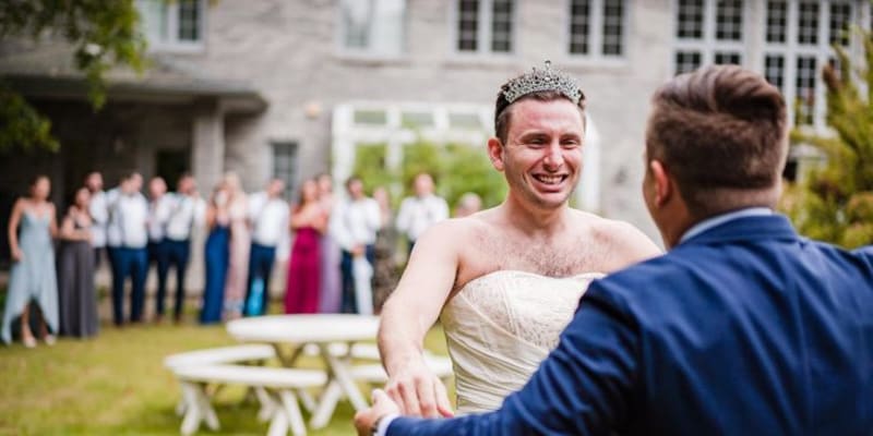 Místo krásné nevěsty přišel bratr ve svatebních šatech