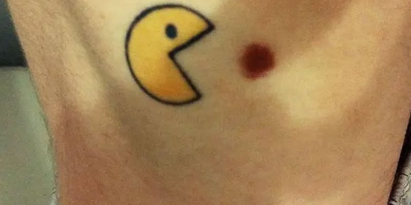 Tetování, která zakrývají mateřská znaménka.