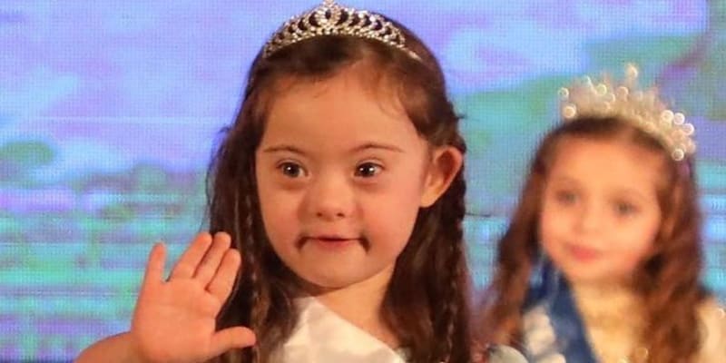4letá dívka s Downovým syndromem pózuje jako modelka 6