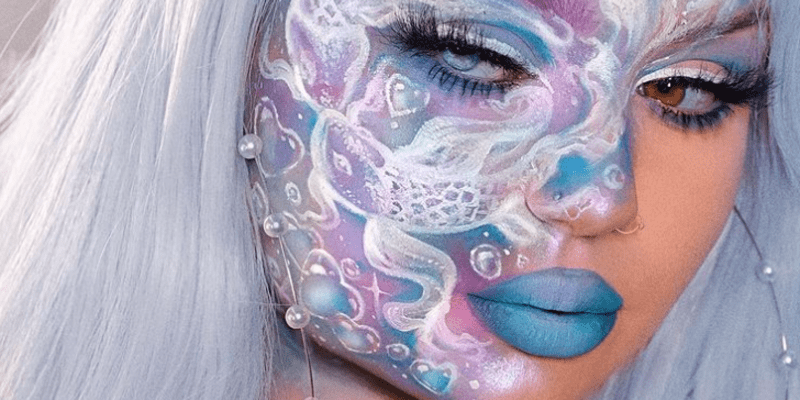 Umělkyně maluje bombastické obrazy na svůj obličej 3