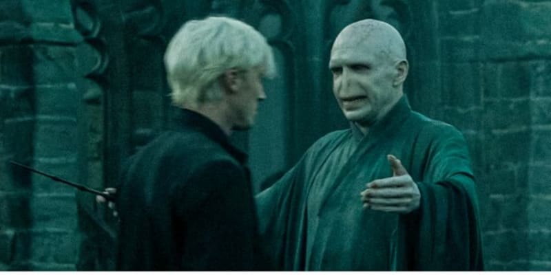 Objetí mezi Lordem Voldemortem a Dracem Malfoyem bylo zcela improvizované. Proto ta trapnost