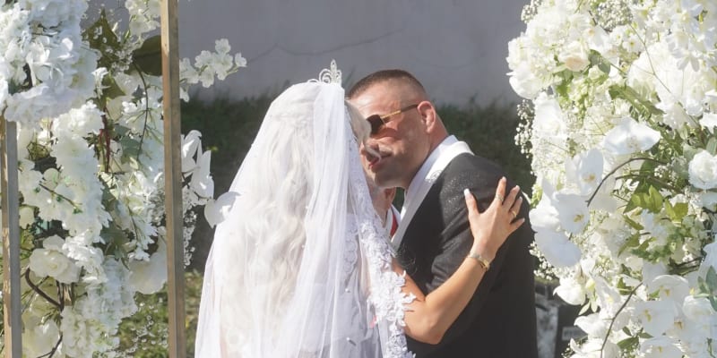 Karlos Vémola se oženil.