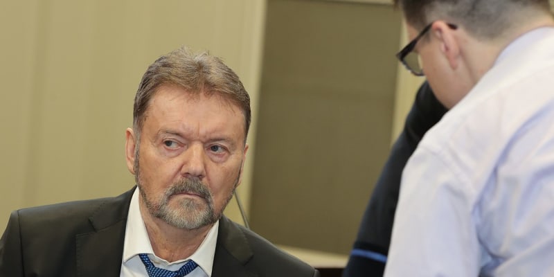 Bývalý místopředseda Fotbalové asociace ČR (FAČR) Roman Berbr před soudem (18. 4. 2023)