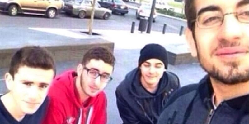 Mohammed Shaar (v červeném) a jeho přátelé přišli o život v Bejrútu, za pár okamžiků je zabije bomba