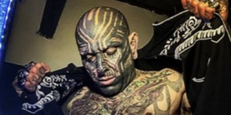 Muž se stal závislý na tetování. Před lety byste ho ani nepoznali