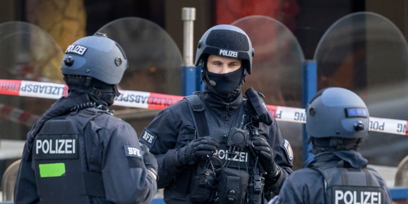 V západoněmeckém Duisburgu zranil útočník podle policie několik lidí.